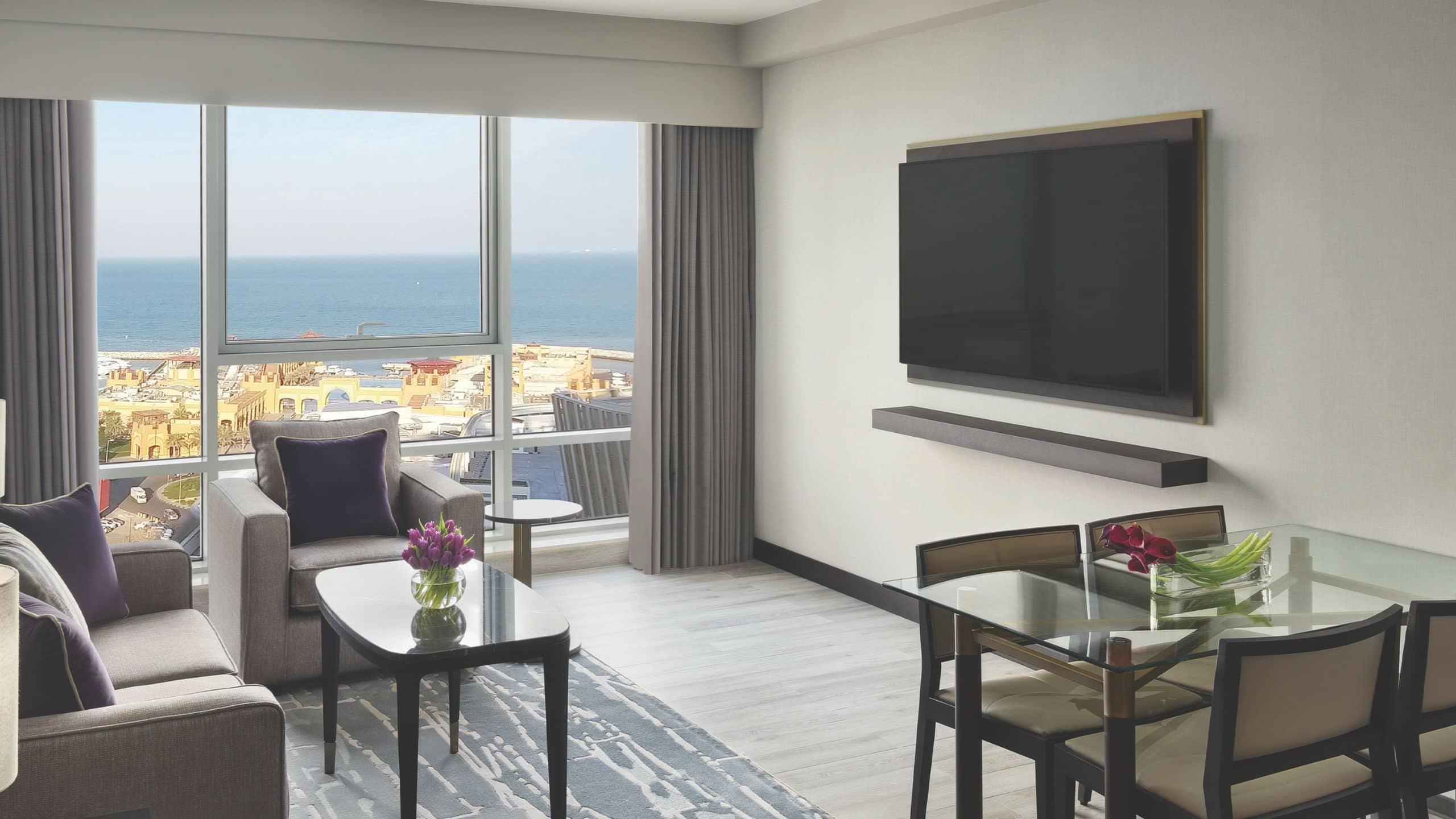 ホテル ハイアット リージェンシー アル カウト モール クウェート エクステリア 写真 A living room at the Ritz-Carlton, San Francisco