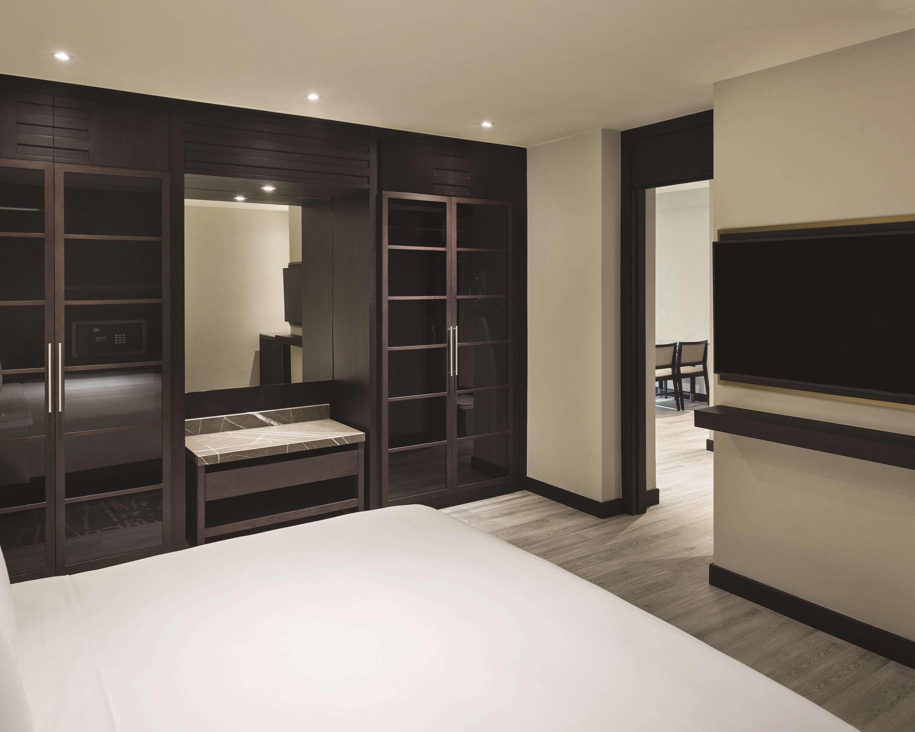 ホテル ハイアット リージェンシー アル カウト モール クウェート エクステリア 写真 A bedroom at the hotel