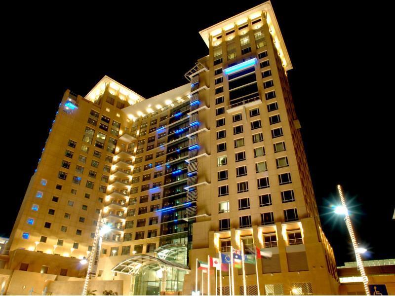 ホテル ハイアット リージェンシー アル カウト モール クウェート エクステリア 写真 The hotel at night
