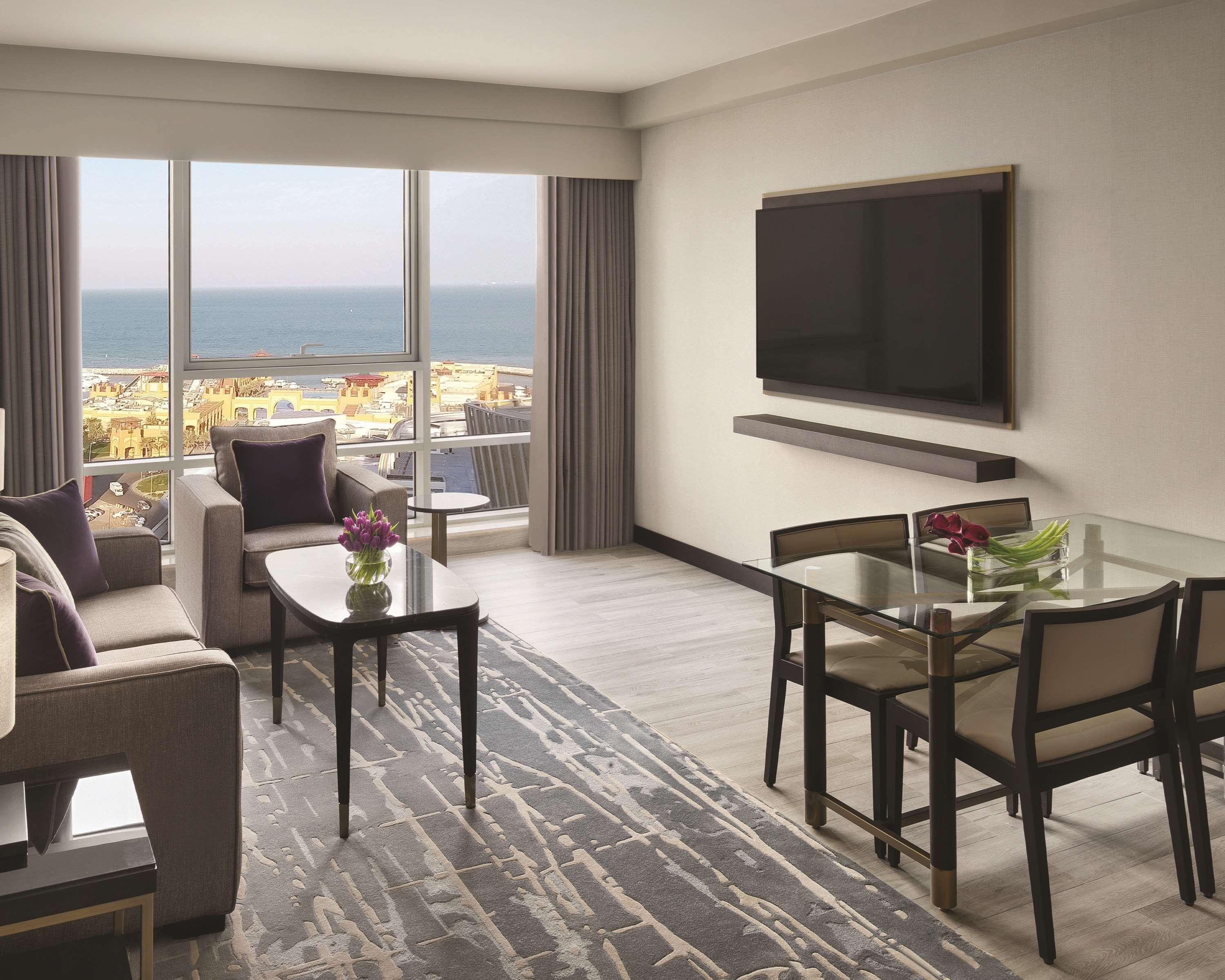 ホテル ハイアット リージェンシー アル カウト モール クウェート エクステリア 写真 A living room in a suite at the Hilton San Diego Bayfront