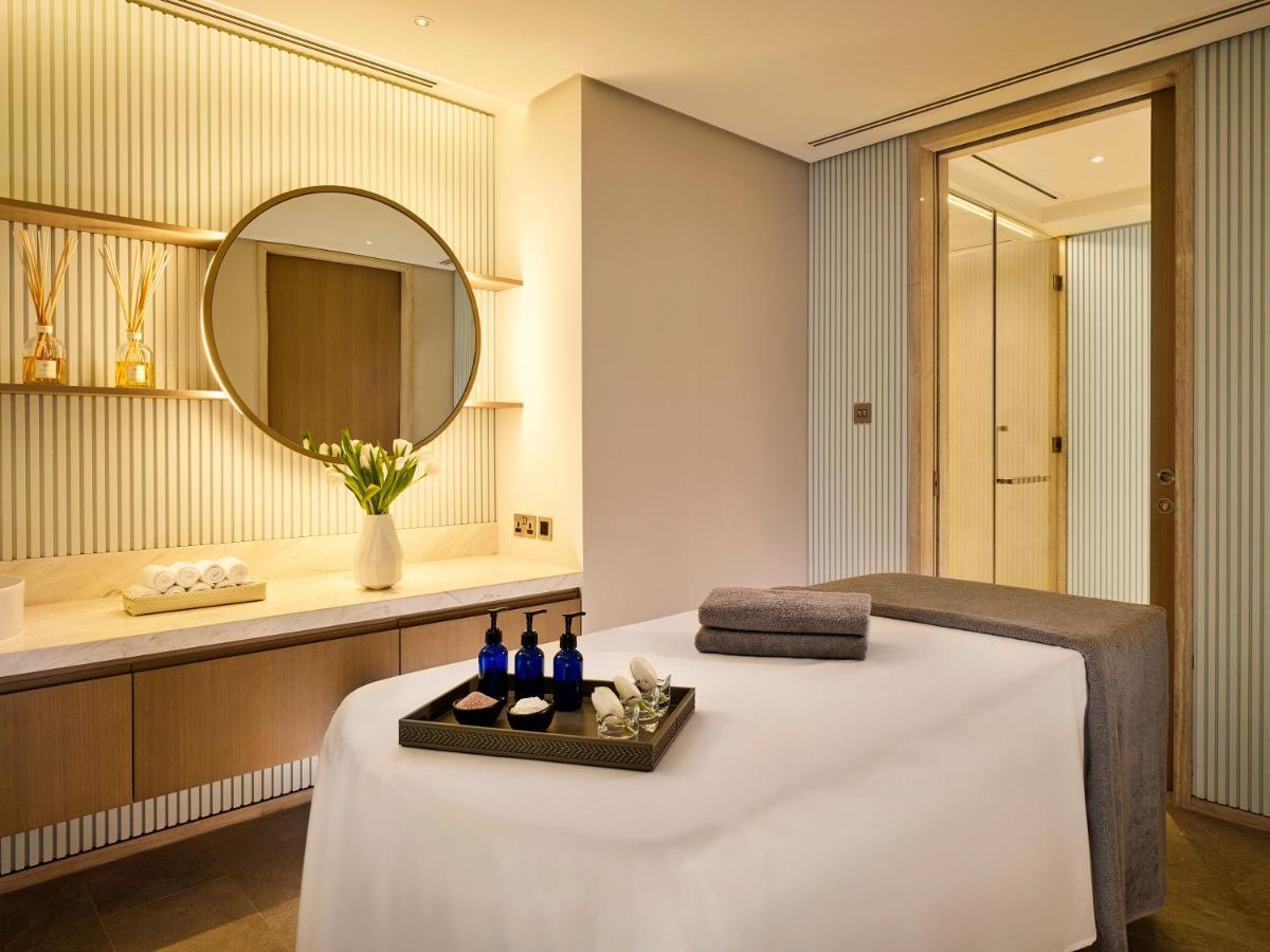 ホテル ハイアット リージェンシー アル カウト モール クウェート エクステリア 写真 A treatment room at The Spa at The Landmark, Hong Kong