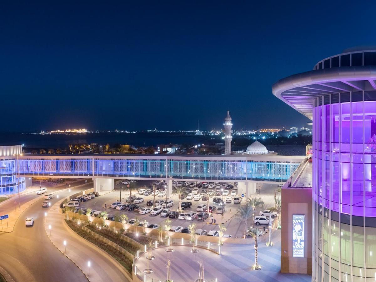 ホテル ハイアット リージェンシー アル カウト モール クウェート エクステリア 写真 The airport at night