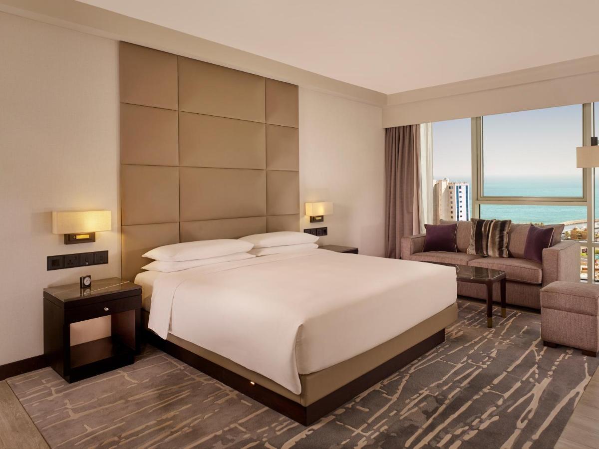ホテル ハイアット リージェンシー アル カウト モール クウェート エクステリア 写真 A bedroom at the Jumeirah Atlantis