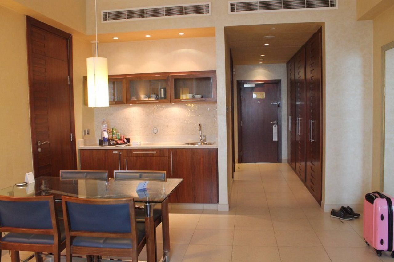 ホテル ハイアット リージェンシー アル カウト モール クウェート エクステリア 写真 A kitchen in a hotel suite